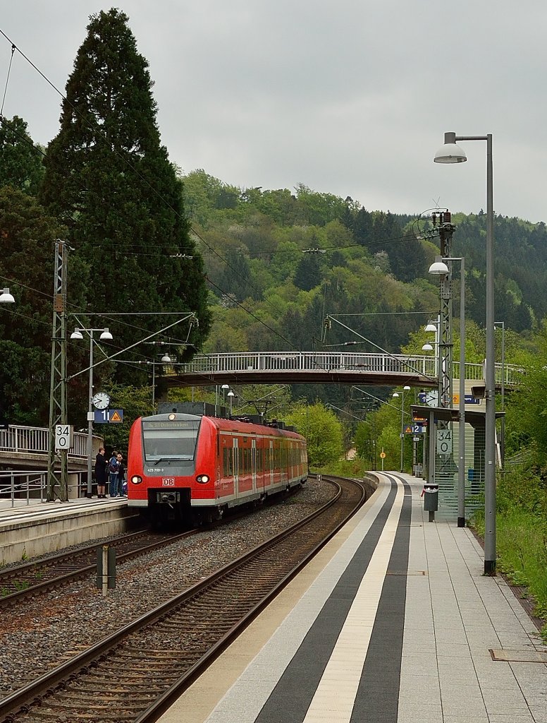 Am 3.5.2013 steht der 425 709-3 in Neckargerach an Gleis 1, gleich setzt er seine Fahrt nach Osterburken als S1 fort. 