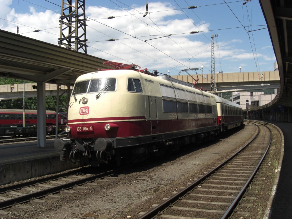 Am 6. Juni 2010 haten wir das Glck, 103 184-8 mit einem Sonderzug
von Dortmund zum Brenner, im Bahnhof von Kufstein zu erwischen.