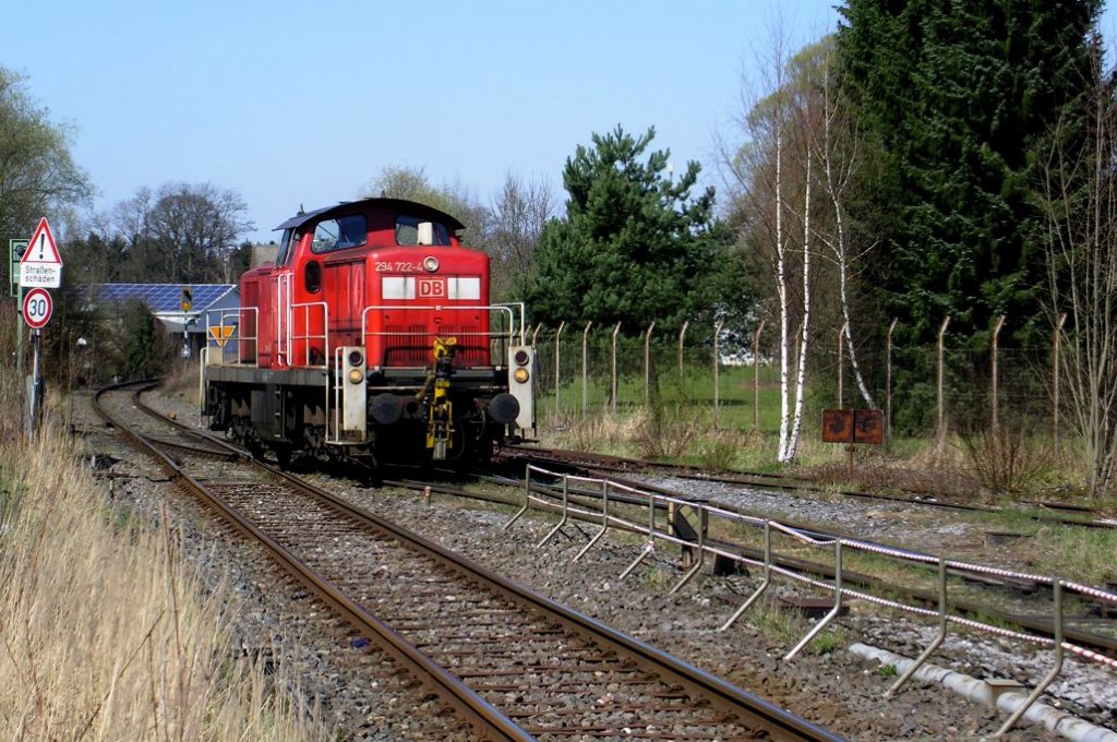 am 6.4.10 - .....noch wenige Meter dann bernimmt 294722-4 einen bereitgestellten Zug von Rheinkalk -