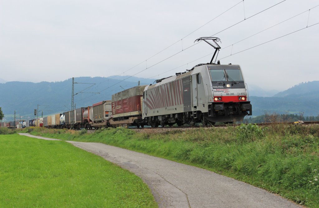 Am 6.September 2012 war LM 186 285 bei Bernau am Chiemsee auf dem Weg nach Mnchen.