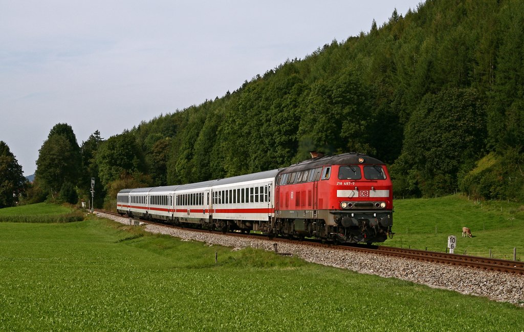 Am 7. September 2009 befrdert die Ulmer 218 487 den IC 2085 von Augsburg nach Oberstdorf gemtlich in Richtung Zielbahnhof. Die Aufnahme entstand bei Altstdten.