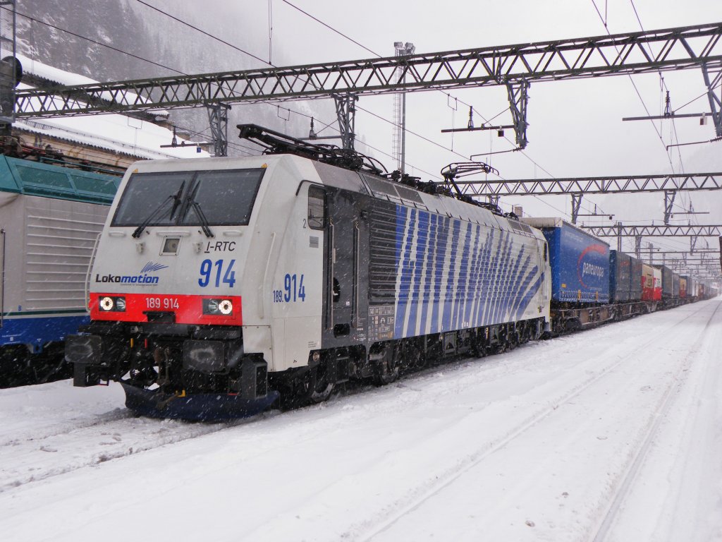 Am 7.Januar 2012 wartet Lomo 189 914 mit einem Gterzug am Brenner-Bahnhof auf die Abfahrt in Richtung Italien.