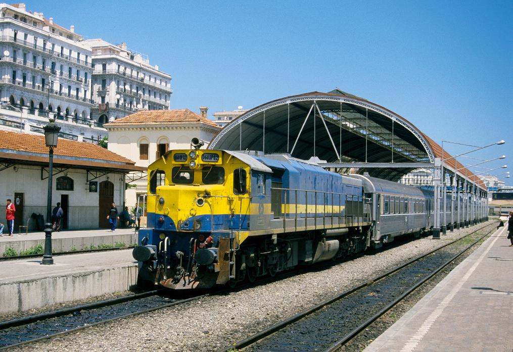 Am 8. Mai 2001 wartet 060 DP 02 mit dem Fernreisezug AC nach Constantine im Bahnhof von Algier auf die Ausfahrt. Damals war von Oberleitung und elektrischen  Plastik-Ungeheuern  noch keine Spur zu finden. Aufnahme: Matthias Hille