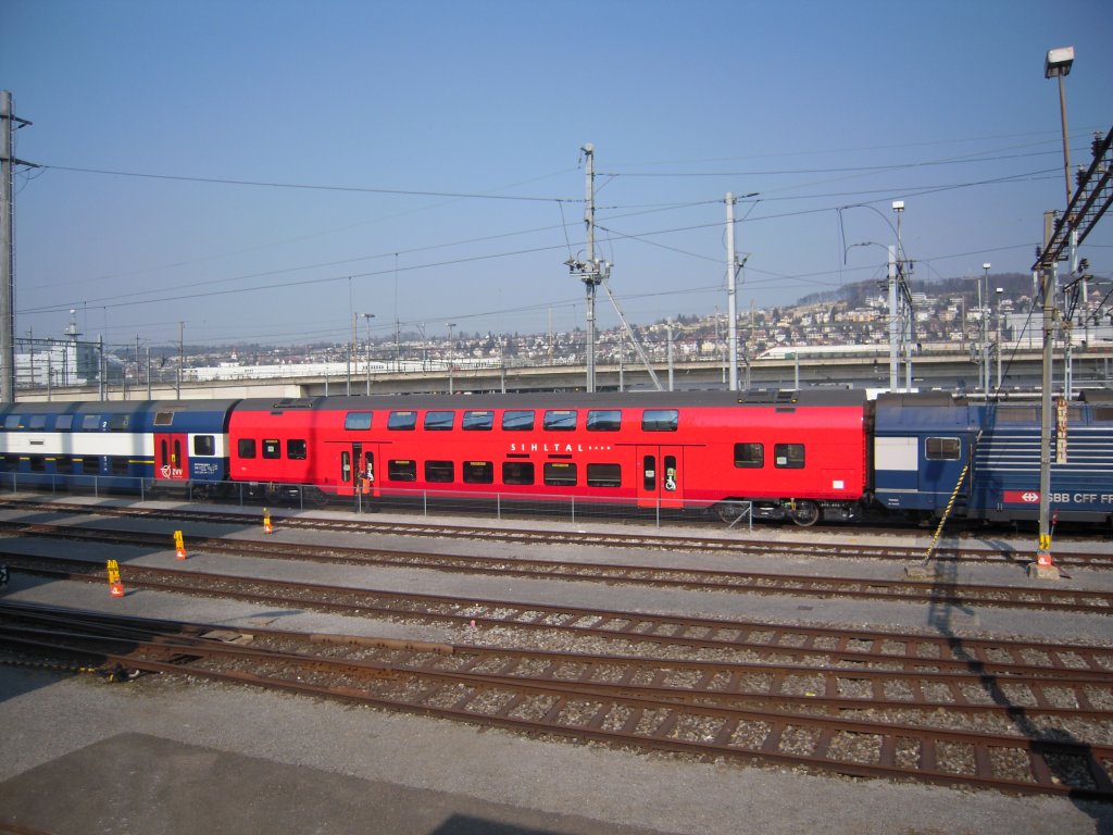 Am 8.3.2011 steht der neue NDW   Neuer Doppelstock Wagen   fr die Zrcher S-Bahn 1 Tag vor der BAV   Bundesamt fr Verkehr   Abnahme in der Hauptwerkstadt Zrich. Der Ausgereihte B Wagen wird fr S-Bahnzge genutz mit dem Name  LION .
Der NDW wurde gebaut, damit alle Doppelstock S-Bahnen Rollstuhlgngig werden im ZVV Netz. Dieser 1.Wagen ist fr die Sihlthalbahn vorgesehen. Die DPZ NDW Wagen werden im normalen blau - weiss Look eingereith sein.