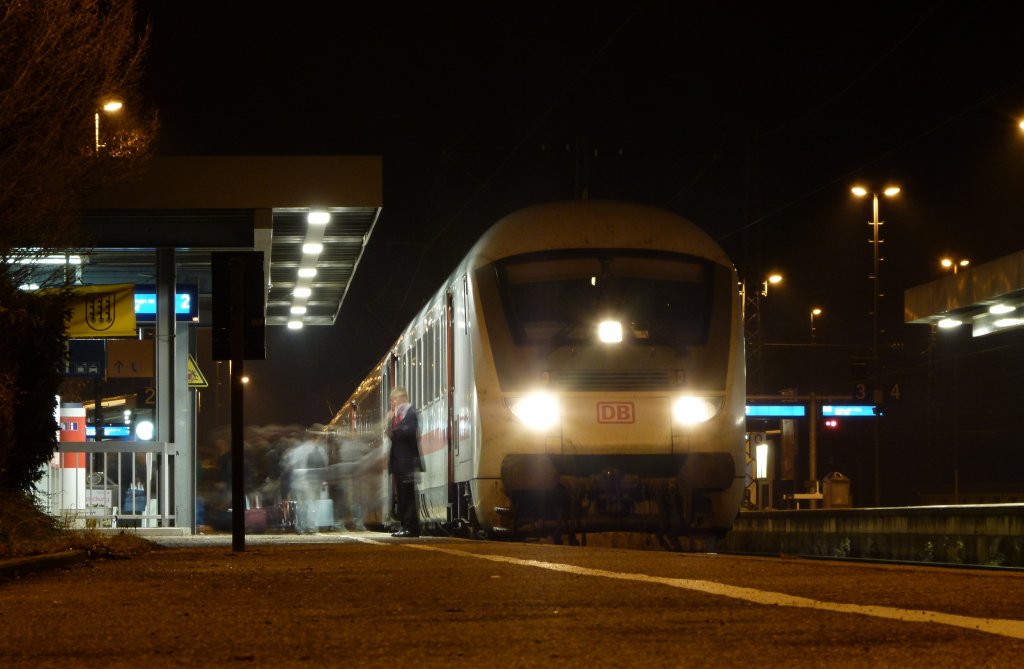 Am Abend des 11.12.2011 passierte ein IC-Zug um 20:32 den Bahnhof Crailsheim. Er wird gleich weiter nach Aalen fahren.