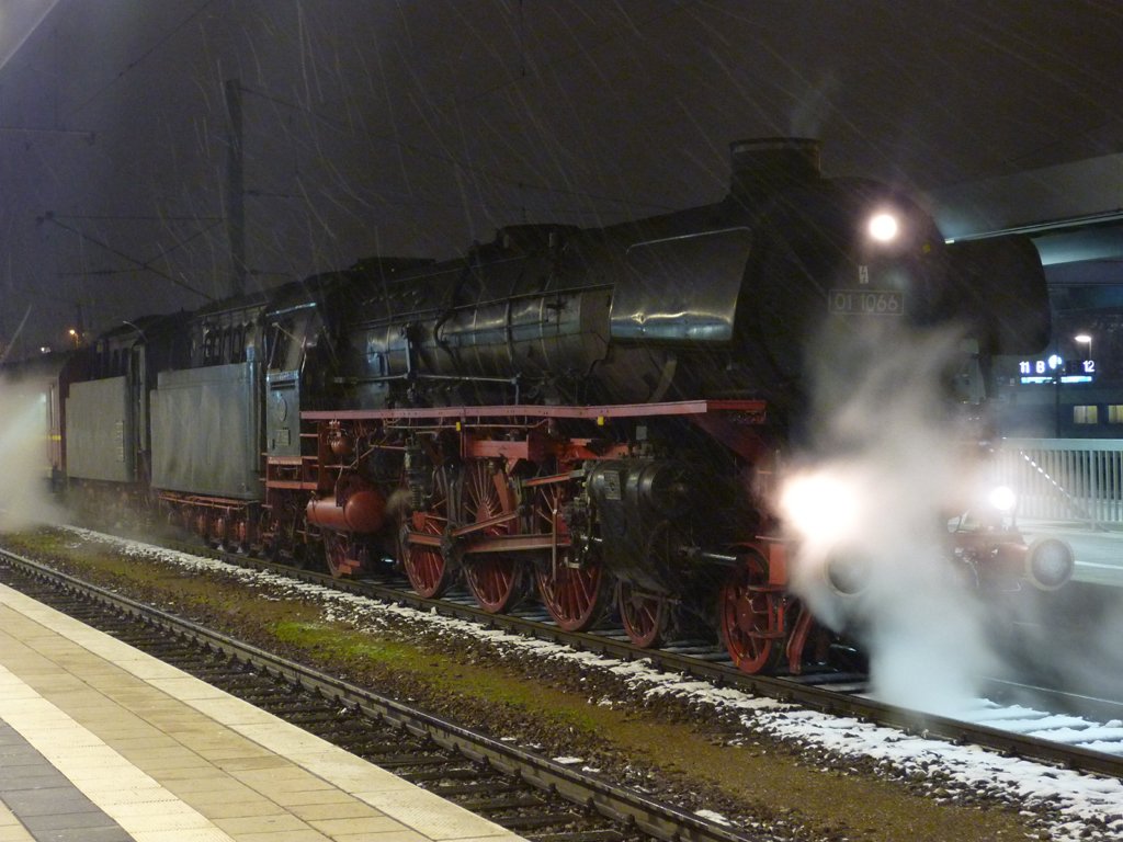 Am Abend des 12.12.2009 konnte ich in Mnchen Ost die BR 01 1066 mit Doppeltender aus Salzburg kommend Fotografieren.