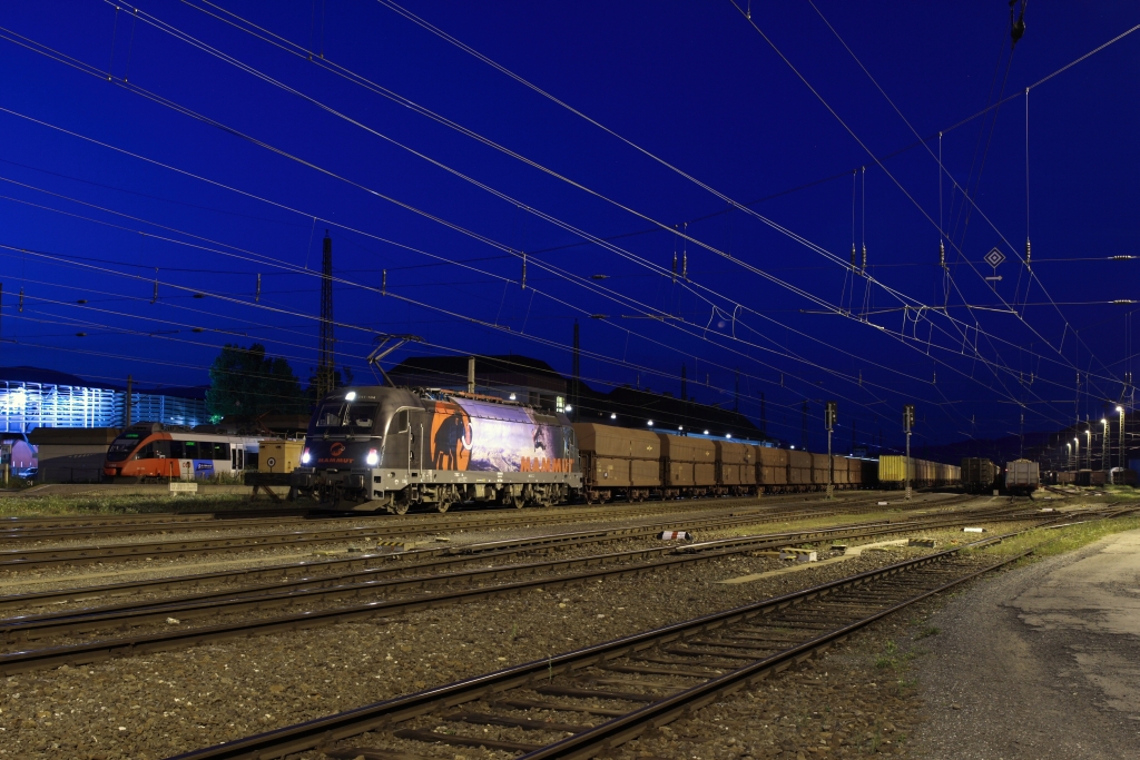 Am Abend des 14.08.2012 war Gleis 3 im Bahnhof Knittelfeld lngere Zeit von 541.104  Mammut  und dem umgeleiteten LGAG 48441 (Linz Stahlwerke - Koper) belegt. Zur berhmten  Blauen Stunde  gelang eine Aufnahme.