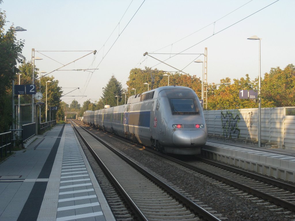 Am Abend des 25.09.2011 kam doch noch ein TGV mir vor die Linse. Dieser hier war als TGV 9575 von Paris Est nach Mnchen Hbf unterwegs. Er fhrt nun den Bf Bruchhausen (b Ettlingen) durch und erreicht in ca. 6 Minuten seinen nchsten Halt Karlsruhe Hbf. 