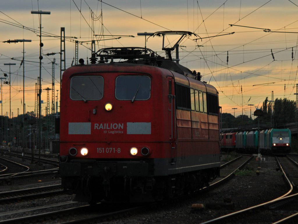 Am Abend des 25.09.2012 rangiert 151 071-8 in Aachen West.