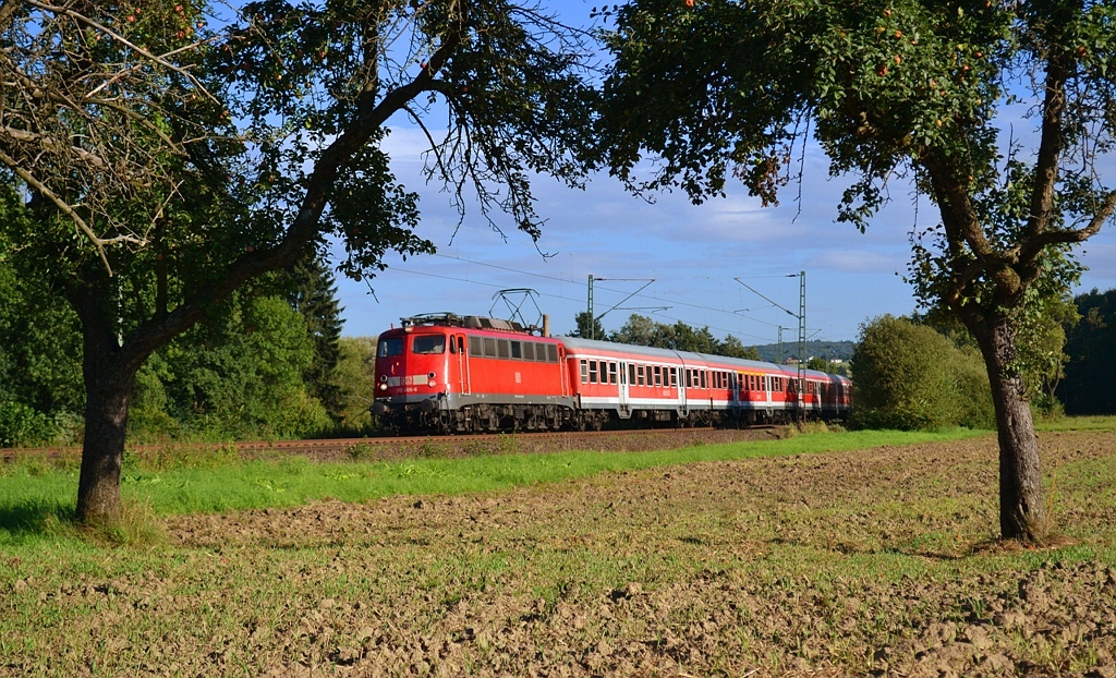 Am Abend des 7. September 2012 fotografierte ich bei Edingen im Dilltal 110 406-6 mit ihrem abendlichen Verstrkerzug RB 15152 in herbstlicher Umgebung bei schnsten Abendlicht. Noch bis zum Fahrplanwechsel im Dezember 2012 werden die Verstrkerzge auf der Dillstrecke mit der Baureihe 110 gefahren.