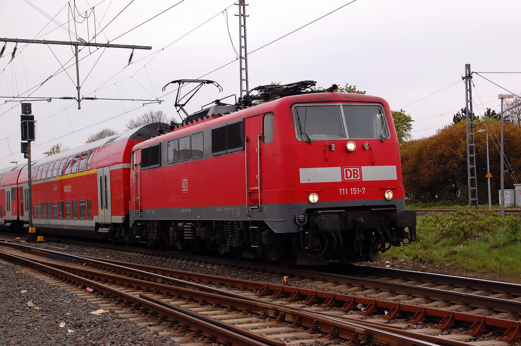 Am Dienstag den 1 7. April 2012, die 111 151-7 verlsst gerade den Rheydter Hbf in Richtung Aachen......