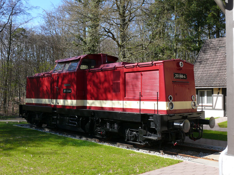 Am Eisenbahnromantikhotel in Plau am See steht die Diesellok 201 068 (ex DR 110 068), gebaut 1968 bei LKM Babelsberg, in uerlich tadellosem Zustand; 19.04.2010
