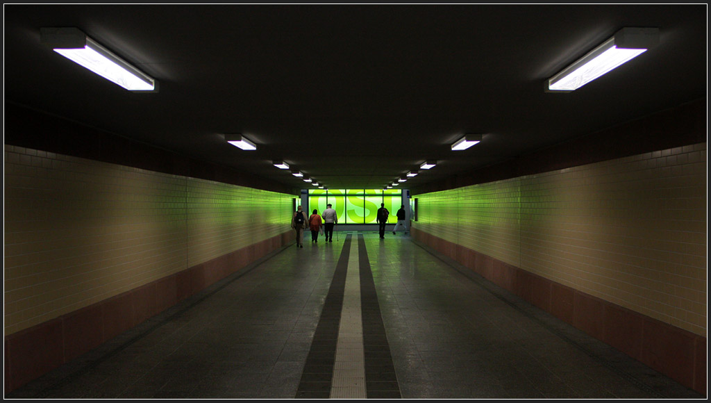 Am Ende des Tunnel lockt das grüne Licht - 

Bahnsteigunterführung im Bahnhof Offenburg. 

30.10.2011 (M)