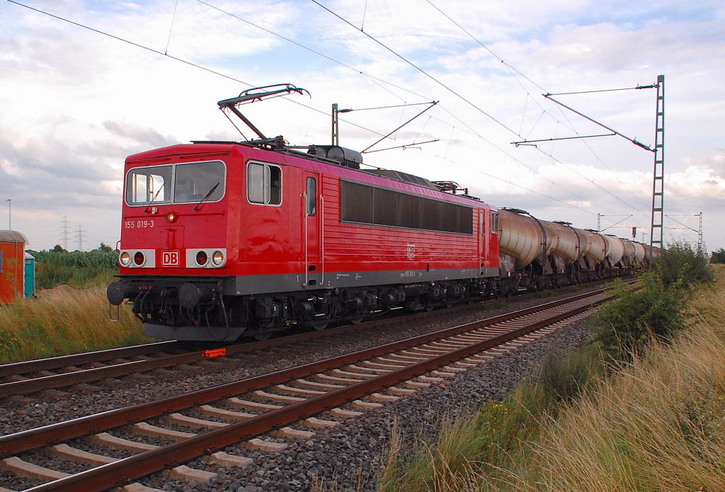 Am Freitag den 3.8.2012 kam aus Richtung Nievenheim die 155 019-3 gen Norf bei Allerheiligen mit einem Tankwagenzug vorbergefahren.