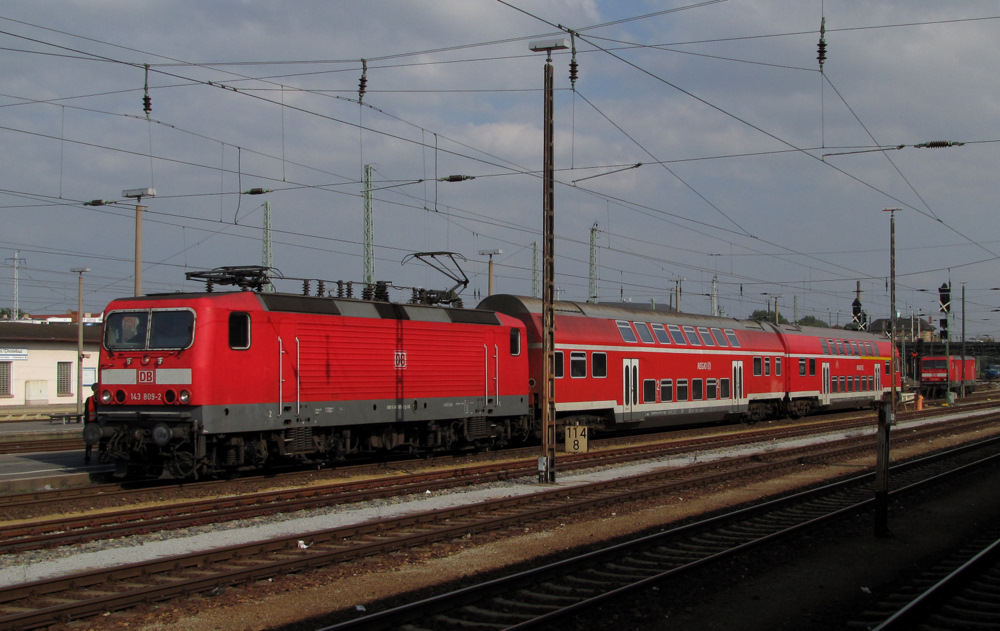Am Gleis 2 steht bereit der RE2 nach Lbbenau/Spreewald. Als Lok dient 143 809-2. Cottbus hbf den 04.10.2010