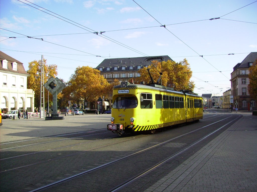 Am Morgen des 02.11.2011 wartet der Schleifzug 489 der VBK auf dem Hauptbahnhofvorplatz in Karlsruhe auf seinen nchsten Einsatz.