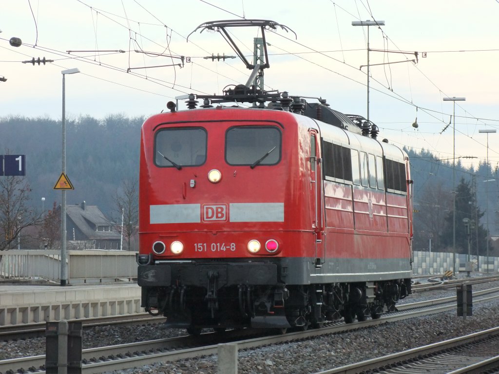 Am Nachmittag des 01-12-2011 hat DB 151 014 8 hat gerade einen Nachschubdienst geleistet und wartet nun auf dem Mittelgleis des Amstettener Bahnhofs auf die Freigabe der Strecke zur Rckfahrt nach Geislingen. 