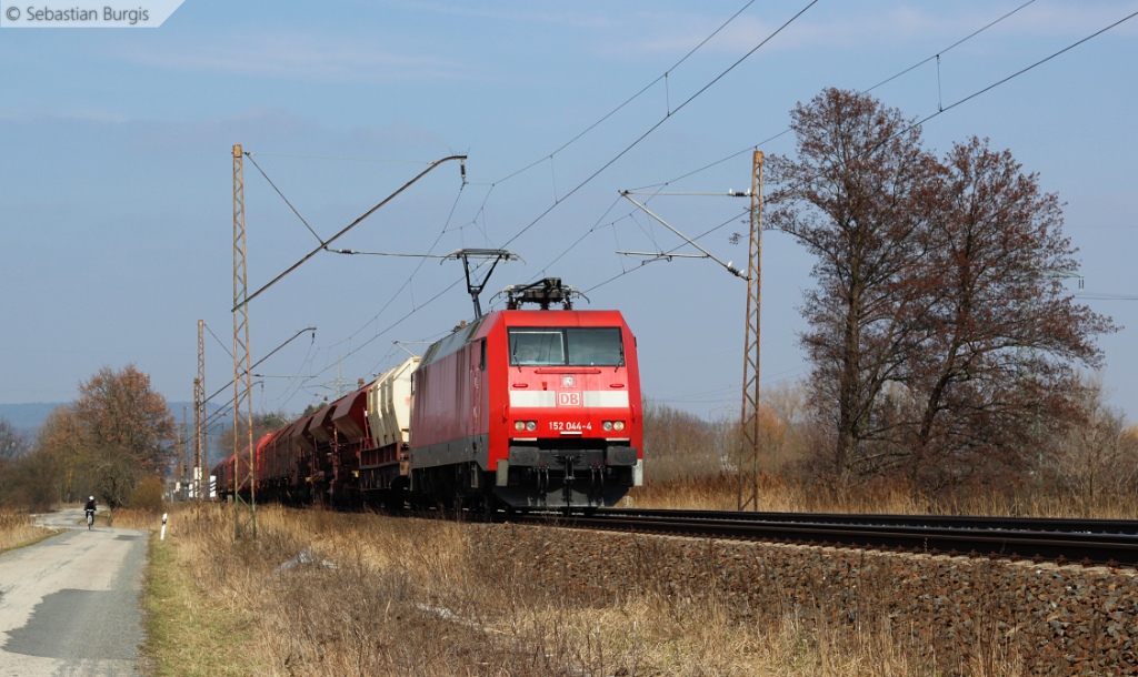 Am Nachmittag des 04. April 2013 fhrt 152 044-4 mit einem gemischten Gterzug bei Kersbach in Richtung Nrnberg Rbf