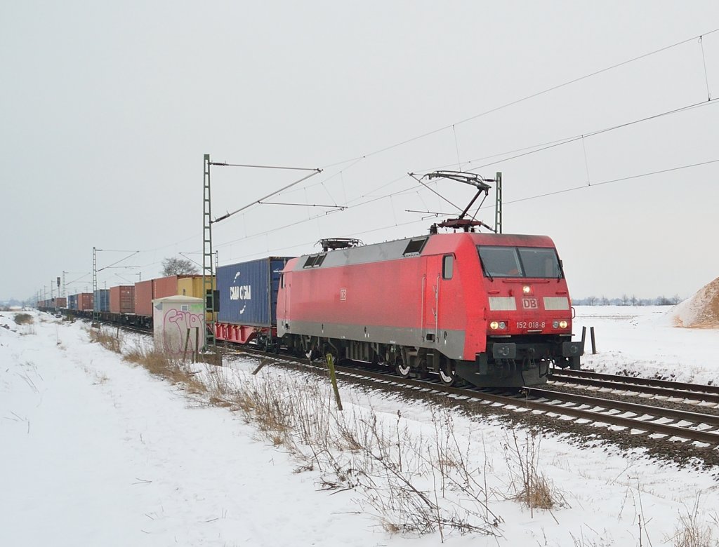 Am Samstag den 26.1.2013 kommt die 152 018-8 mit einem Containerzug am Hacken bei Allerheiligen gefahren.