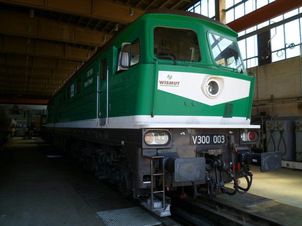 Am Samstag den 27.07.13 ging es mit der IG 58 3047 Glauchau (Veranstalter) und der Erzgebirgsbahn (642 237) auf eine Exkursionsfahrt zur Wismut. Hier die V300 003 die man in der Werkstatt in Lichtenberg sehen konnte. Alle Bilder wurden unter Aufsicht der Veranstalter erlaubt.