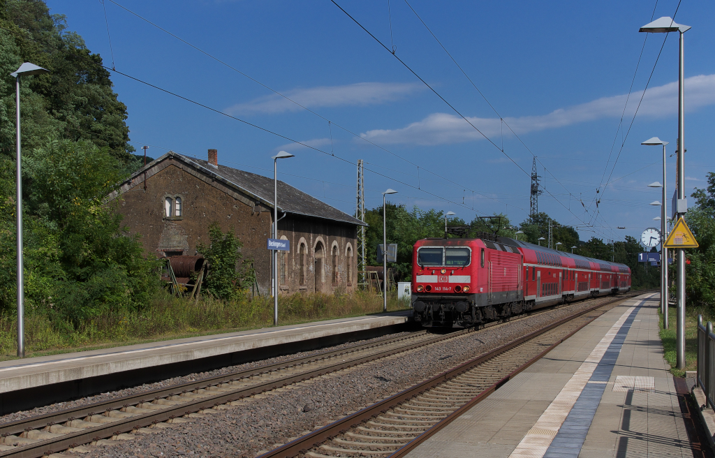 Am sonnigen 09.09.2012 ist 143 114 mit ihrem Regional Express nach Koblenz unterwegs. Durchfahrt Beckingen/Saar - KBS 685