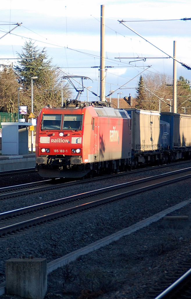 Am Sonntag den 16.1.2011 kommt die 185 318-1 mit einem Gterzug durch den Bahnhof Langerwehe in Richtung Aachen gefahren. Es steht zu vermuten das sie nach Belgien ber Aachen West fahren wird.