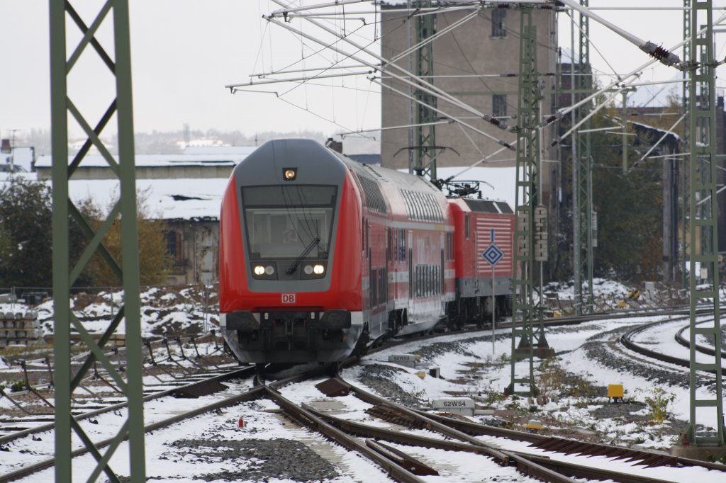 Am Sonntag den 28.10.2012 rangiert ein Regionalexpress der VVOE im Chemnitzer Hbh. um wenig spter die Fahrt nach Dresden aufzunehmen, dieser steht jeden Sonntag dort,nur warum? ber eine Antwort wrde ich mich freuen!