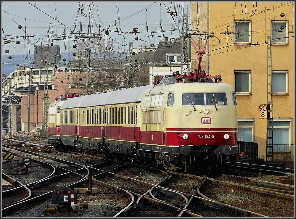 Am spten Nachmittag des 19.03.10 fuhr zu meiner berraschung die 103 184-8 mit TEE Rheingold Garnitur und einer zweiten 103er am Zugende in den Hauptbahnhof von Koblenz ein. (Jeanny)