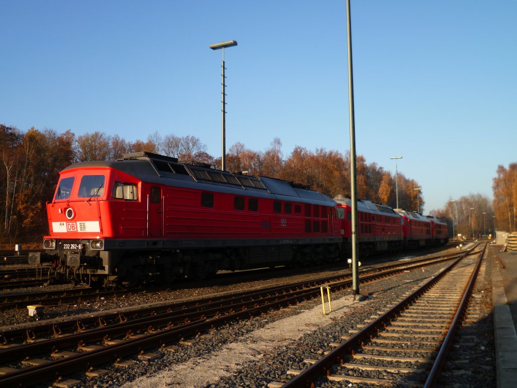 Am spten Nachmittag, des 19.11.12 standen 232 262-6, 232 569-4, 232 426-7 und 233 217-9 in Marktredwitz bei Sonnenschein.