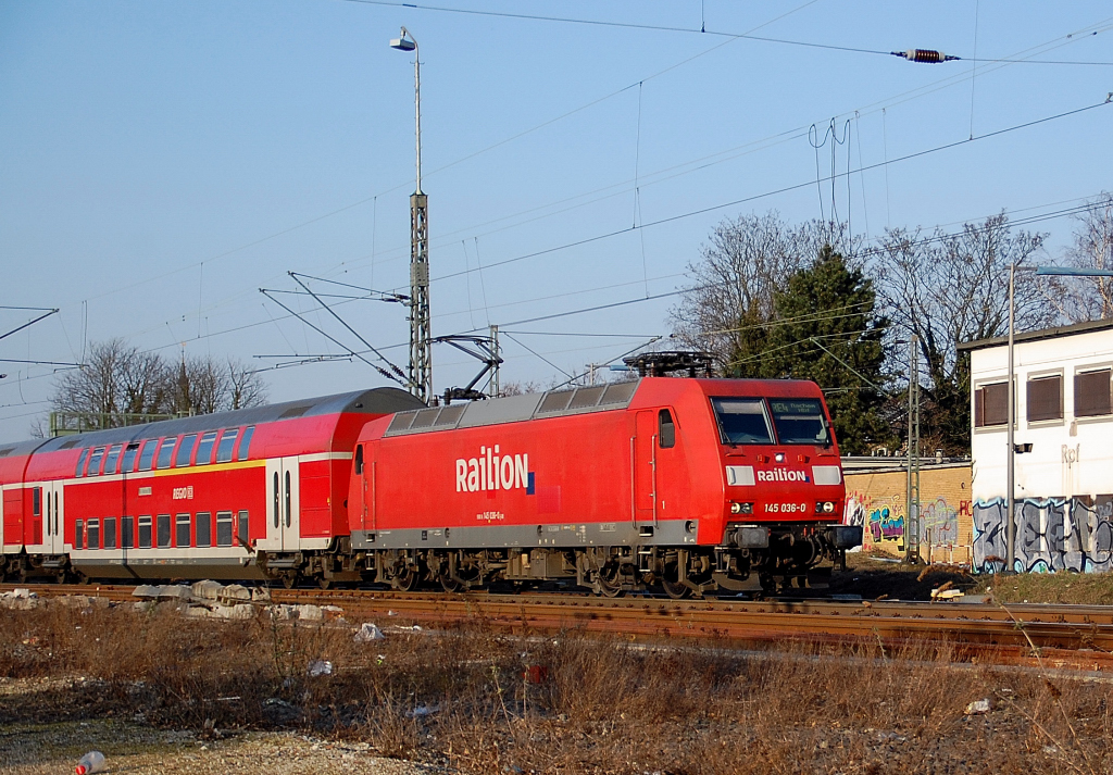 Am Veilchendienstag verlsst die 145 036-0 mit einer RE4 den Rheydter Hbf in Richtung Aachen. 8.3.2011