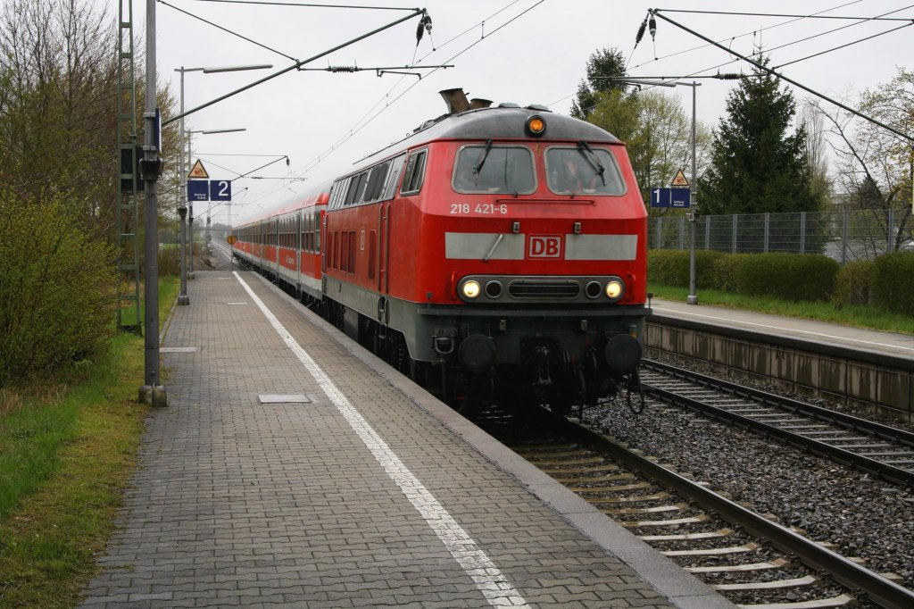 Am verregneten und kalten 24.04.12 mute unter der Bahnbrcke von Grub den Zgen aufgelauert werden. 218 421-6 war darunter mit 4 ex-Silberlingen nach Mhldorf vertreten.