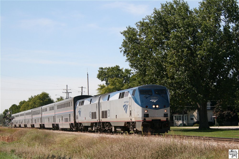 Amtrak Personenzug, aufgenommen am 15. September 2011 in der Ortschaft Gardner / Illinois. Als Zugloks kamen die beiden P 42 Genesis Loks # 131 und # 46 zum Einsatz.