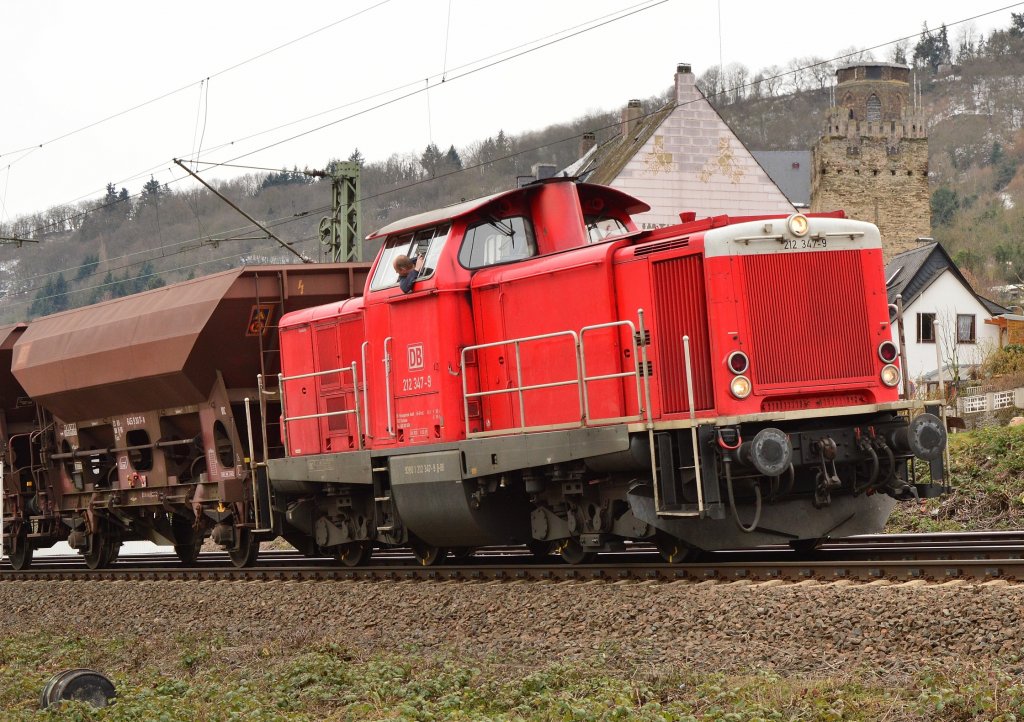 An der Ausfahrt des Bahnhof Oberwesel ist hier die 212 347-9 mit einem Schotterzug im Einsatz beim Nachschottern auf dem Richtungsgleis nach Koblenz. Montag 18.3.2013
