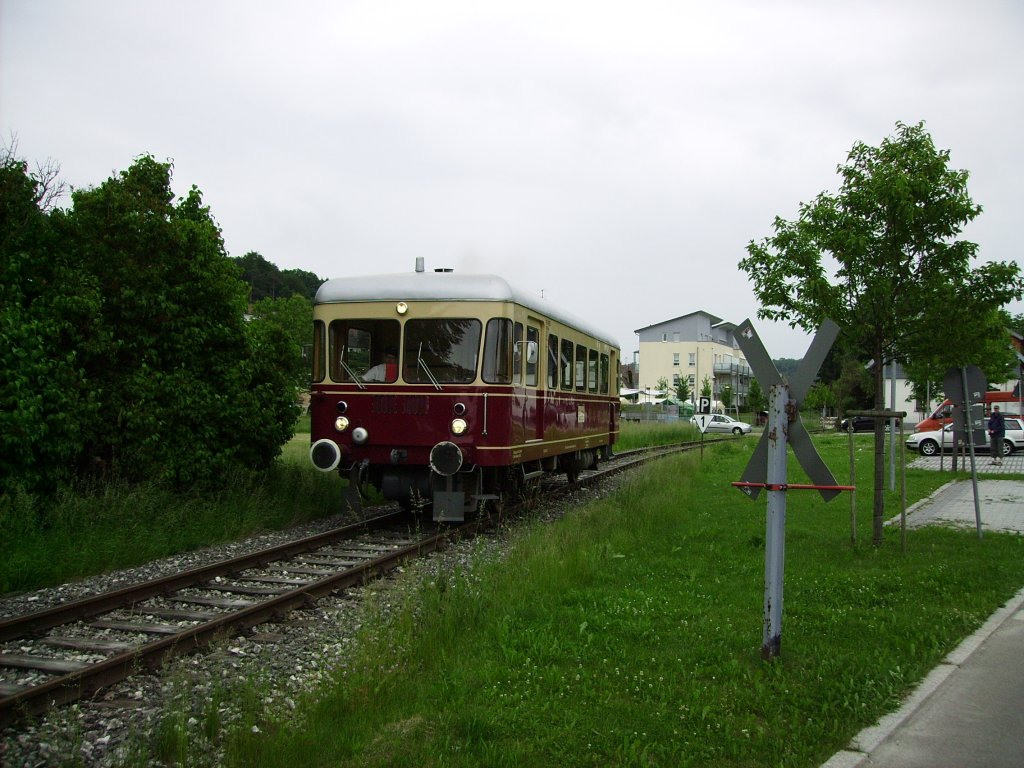 An einem trben Sommertag im Juni 2010 kommt der sehr schn aufgearbeitete Triebwagen T06 der UEF von seiner morgendlichen Fahrt als RB 22191 von der schwbischen Alb herab nach Amstetten (Wrtt.).