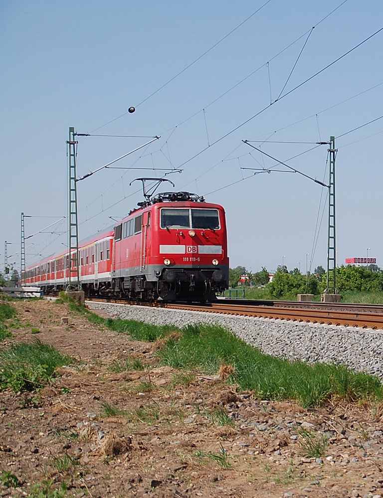 An der KBS 495 in Richtung Koln unterwegs ist die 111 118-4 mit einer Fuhre N-Wagen am 1.Mai 2011.