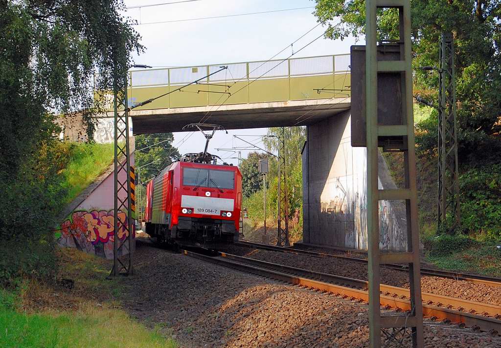 An der U79 Brcke ist die 189 084-7 mit einem Containerzug in Richtung Neuss am Sonntag 2.9.2012 in Osterath unterwegs.