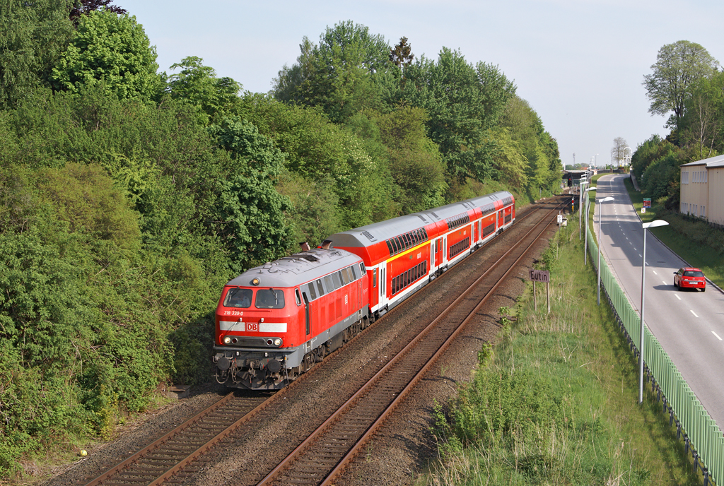 An Werktagen (auer Samstag) verbinden zwei Zugpaare die Bahnhfe in der Holsteinischen Schweiz mit Hamburg. Am 17.05.2013 beschleunigt 218 339-0 mit einer RB (bis Lbeck als RE) von Hamburg Hbf nach Kiel Hbf in Eutin. Die Fahrtzeit von Hamburg nach Eutin betrgt 1 Stunde und 13 Minuten,also in etwa die Zeit, die auch bei einer Fahrt mit dem Auto veranschlagt werden kann.