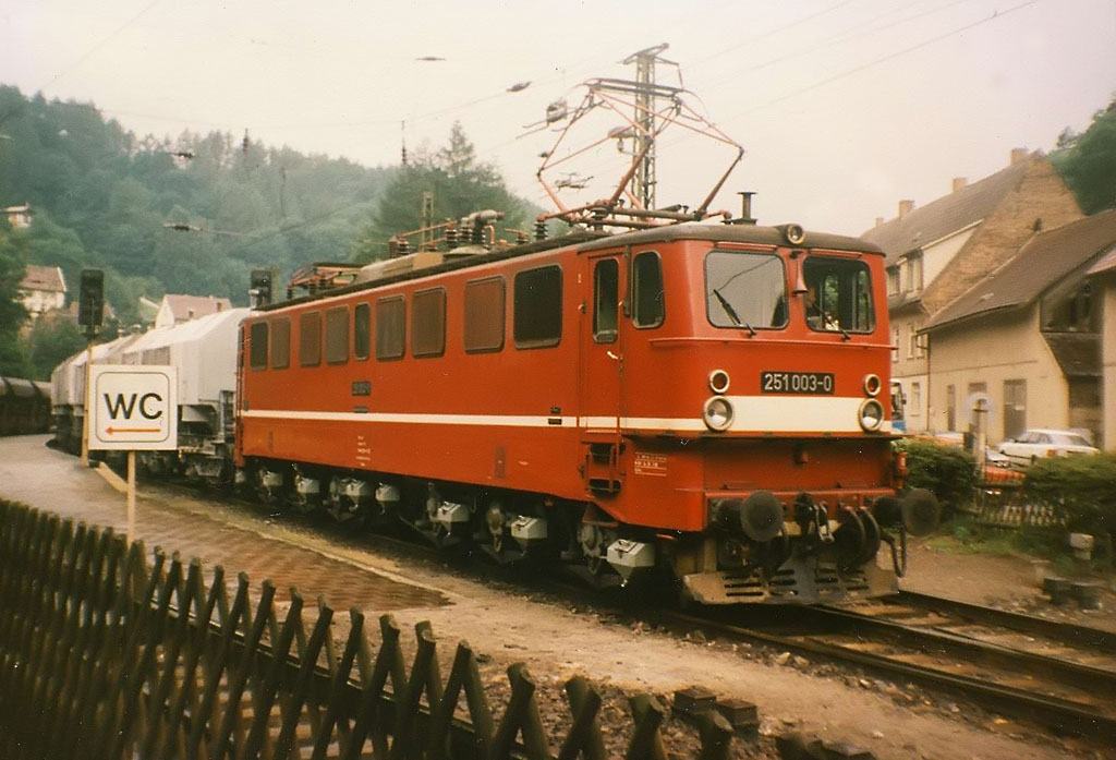 Anfang Juli 1990 sah die Reichsbahn noch weitestgehend so aus, wie man das gewohnt war, schlielich war die DDR noch existent und die D-Mark erst wenige Tage alleiniges Zahlungsmittel. Im Bahnhof Rbeland wartet die 251 003 mit ihrem Gterzug auf die Weiterfahrt, die 25kV/50Hz-Insel im Harz war damals noch fest in der Hand der zu dieser Zeit auch schon 25 Jahre alten Maschinen aus Hennigsdorf