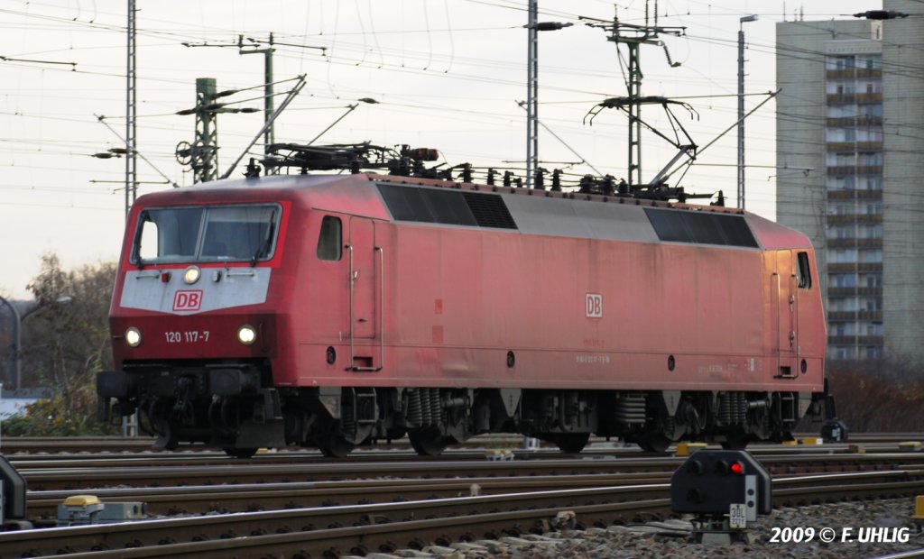 Angegrauter Schrittmacher - BR120, einst Wegbereiter moderner Drehstromantriebstechnik, beim Umsetzen in Dresden Hauptbahnhof (27.11.2009).    