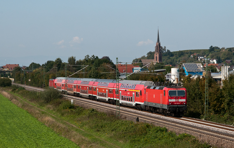 Anlsslich des Papstbesuches in Freiburg hat man sich aus allen Teilen der Republik Verstrkermaterial besorgt. So hatten 143 903 (Halle/Saale) und 143 185 (Erfurt) am 25. September 2011 die Ehre RB 26890 (Neuenburg(Baden) - Offenburg) [Sonderleistung] zu bespannen. Die Aufnahme entstand bei Teningen.