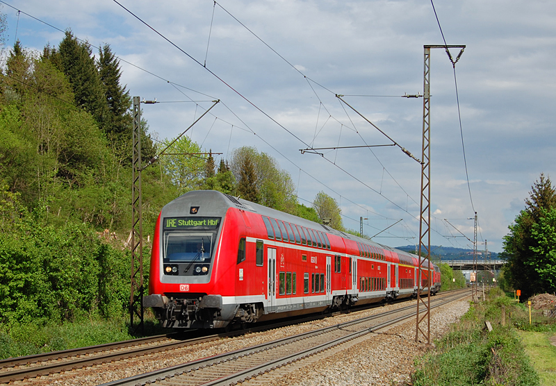 Anstatt mit zwei Loks der BR 218 im Sandwich kam IRE 4244 am 04. Mai 2012 nur mit einer 218 am Schluss daher. Nichtsdestotrotz bettigte ich bei Gppingen den Auslser fr die Fuhre.