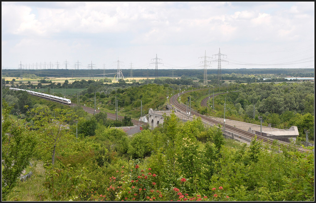 Anstieg von der Rheintalebene - 

Ein ICE 3 hat den Forster Tunnel verlassen und fährt und wird mit sanftem Anstieg gleich den Rollenbergtunnel erreichen. Vorher unterquert der Zug noch das Verzweigungsbauwerk, mit dem die Bahnstrecke Heidelberg - Karlsruhe in zwei Richtungen an die Hochgeschwindigkeitstrecke angebunden ist. 

26.06.2012 (J)