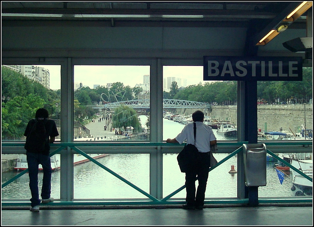 Archiv: Ausblick auf den Canal Saint-Martin in der Pariser Metrostation  Bastille . 15.7.2009 