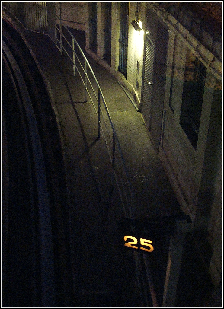 Archiv: enge Kurve - 25 km/h. Einfahrt der Metro-Station  Bastille , 13.7.2009