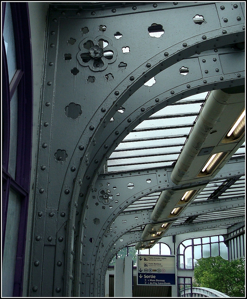 Archiv: schn erhalten ist die Dachkonstruktion der Pariser Metro-Station  La Chapelle . 13.7.2009
