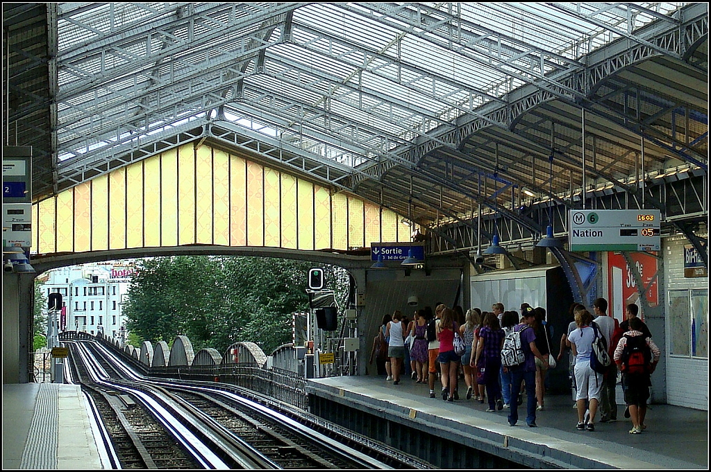 Archiv: Touristenstrme beherrschen das Bild in der Pariser Metro-Station  Bir-Hakeim  - der Eiffelturm ist in der Nhe. Blickrichtung Sdosten, 13.7.2009