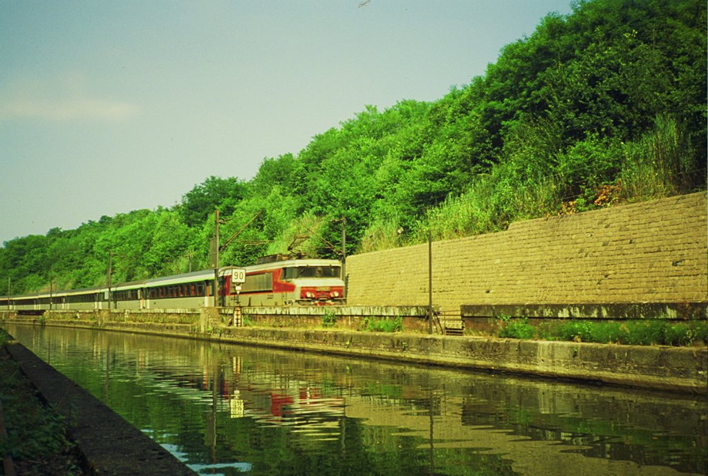 Arzviller im Jahr 1988 : Die BB 15052 mit einem Schnellzug aus Paris.