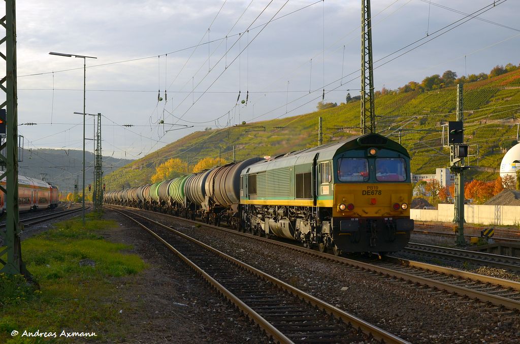 Ascendos Rail Leasing/HGK Class 66 DE678 mit einem Kesselwagenzug auf seiner fahrt in Richtung Mnchen durch Esslingen am Neckar. (28.10.2011)