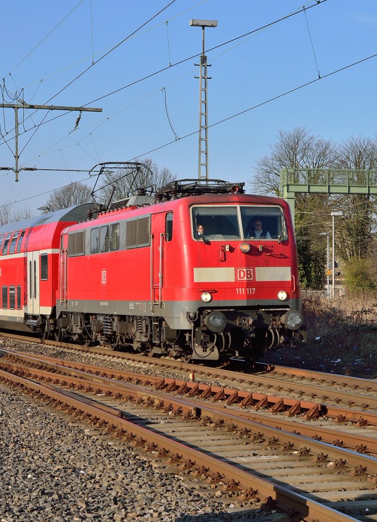 Auch die 111 117 ist hier in Rheydt am Dienstag den 26.3.2013 zu sehen auf ihrem Weg nach Aachen Hbf.