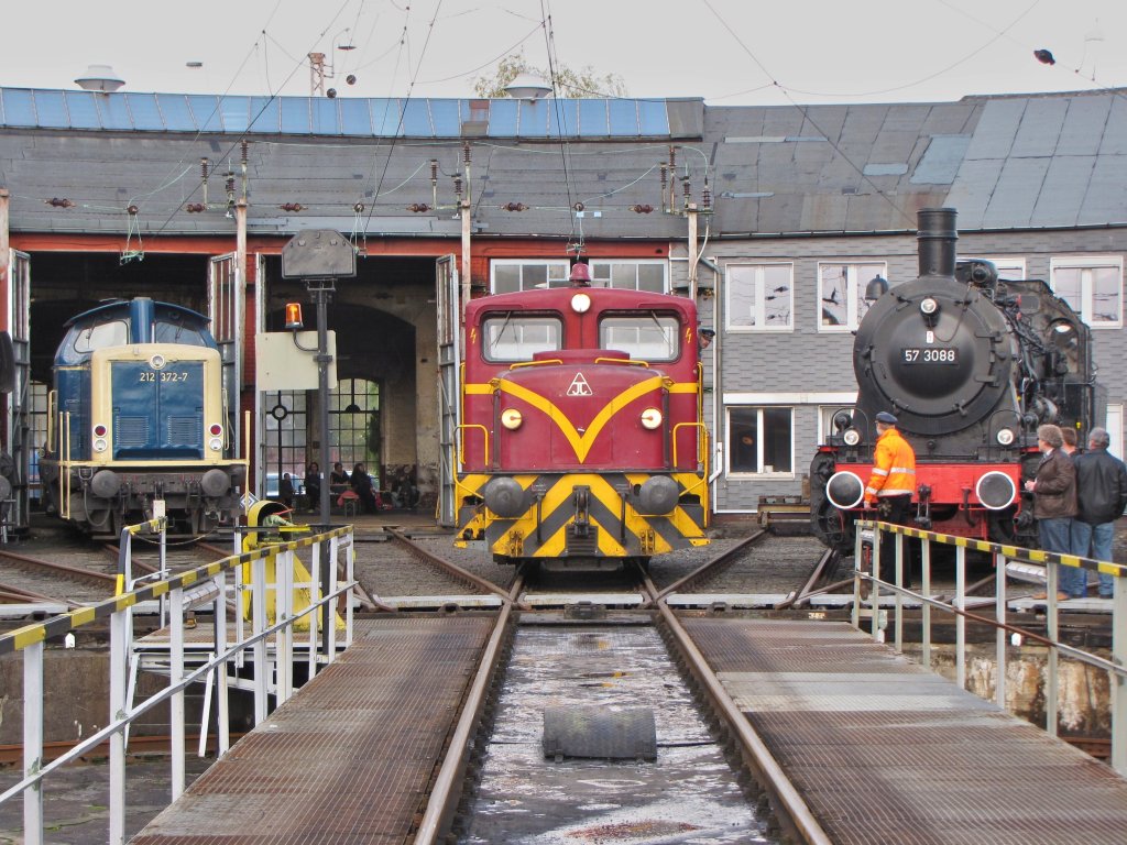 Auch die 57 3088 und die ehemalige Lok Nr. 11 der Siegener Kreisbahn waren auf dem Herbstfest des Sdwestflischen Eisenbahnmuseums anwesend.(links die 212 372)(Siegen,25.10.09)